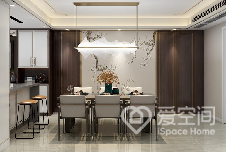 餐厅将风格定位于中式温柔，以立体的原木护墙板设计背景，呈现出优雅而灵动的空间格调。