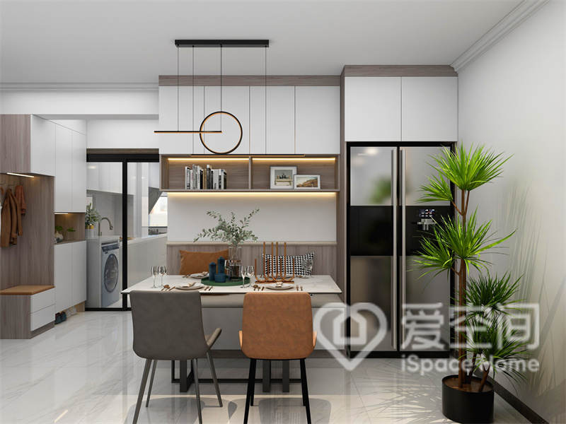 餐厅打破了常规的家具布局形式，以墙体作为载体，利用卡座改变了空间的结构与层次，释放出更多的用餐面积。