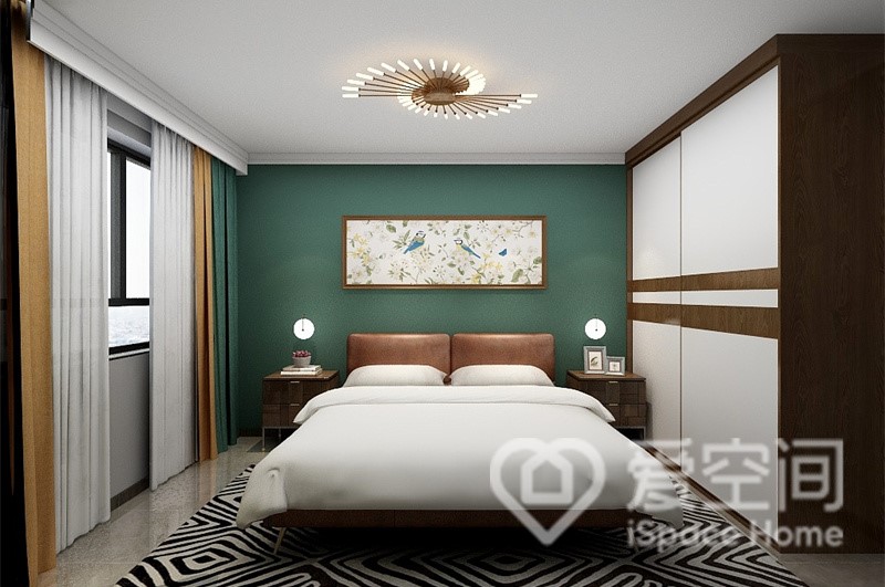 绿色背景墙给予了业主一个不一样的主卧空间，原木色的融入塑造出现代又富有自然感的卧室空间。