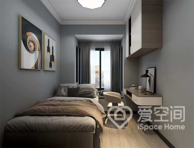 次卧空间没有添加多余的装饰线条，而是以蓝色涂料为背景，原木材料的融入令温意不断涌入。