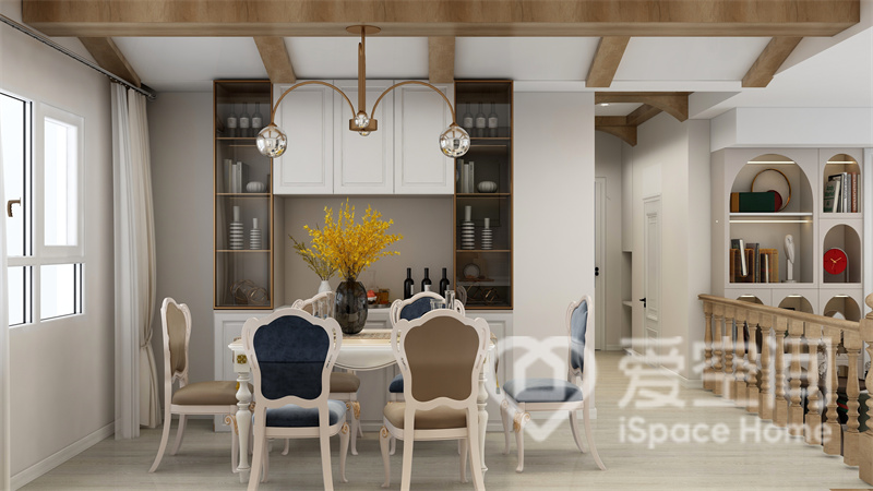 餐厅以原木、白色为基底，局部软装以灯饰点缀，温馨的配色下描绘出一幅舒适雅致的用餐氛围。