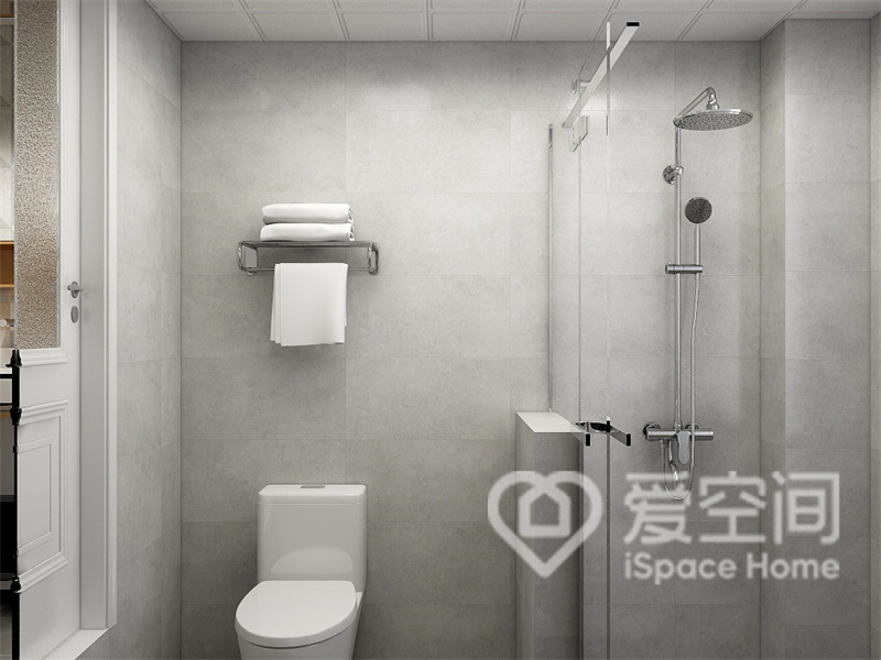 设计师在卫生间中进行了干湿分离，米白色砖面令空间显得更加质朴简约，白色洁具为空间带来洁净感。