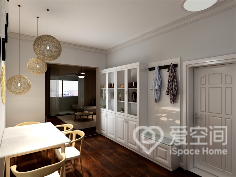 餐厅背景没有多余的设计手法，米色背景中增加了石膏线勾勒，令空间更显优雅。