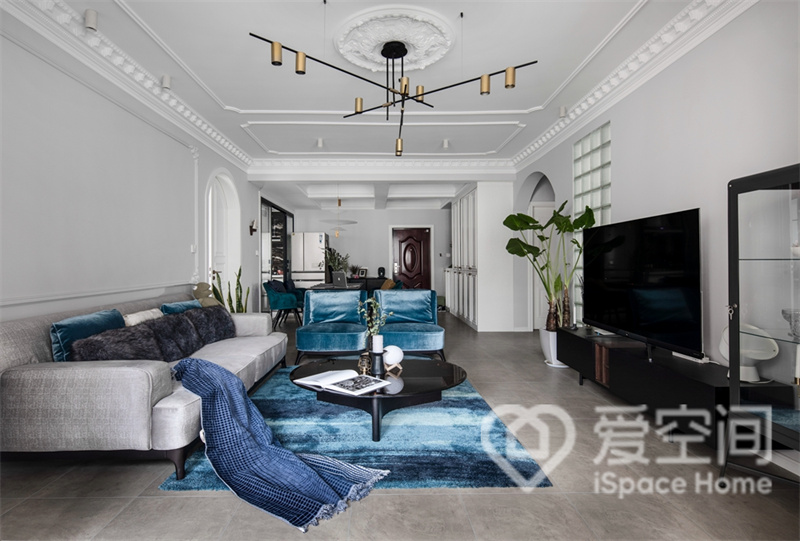 客厅空间宽敞，白色为主色调，选用造型简洁的现代轻奢家具，低调不庸俗，绒质沙发与地毯相互交融，精致感十足。