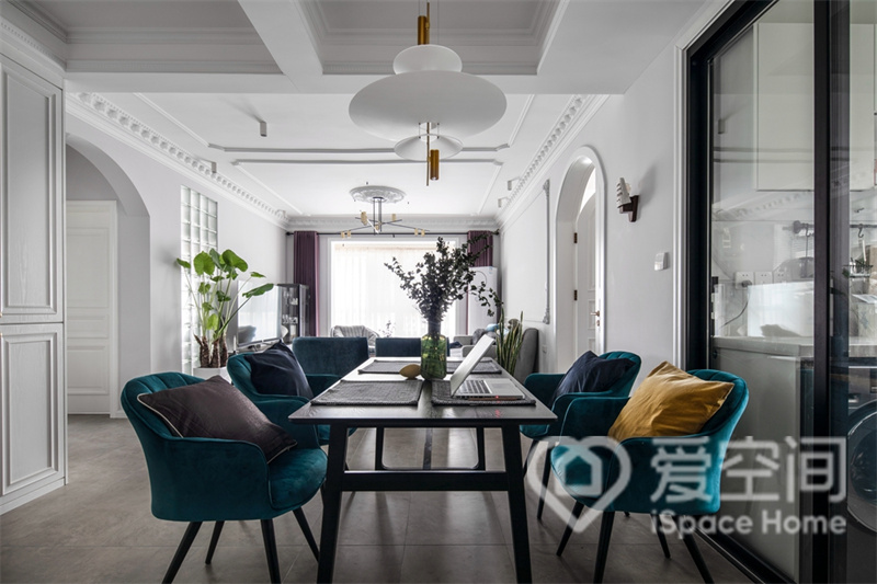 客厅与餐厅相连，格局分明，整体以白色为主基调，护墙板设计增添华丽感，宁静致远，优雅知性。