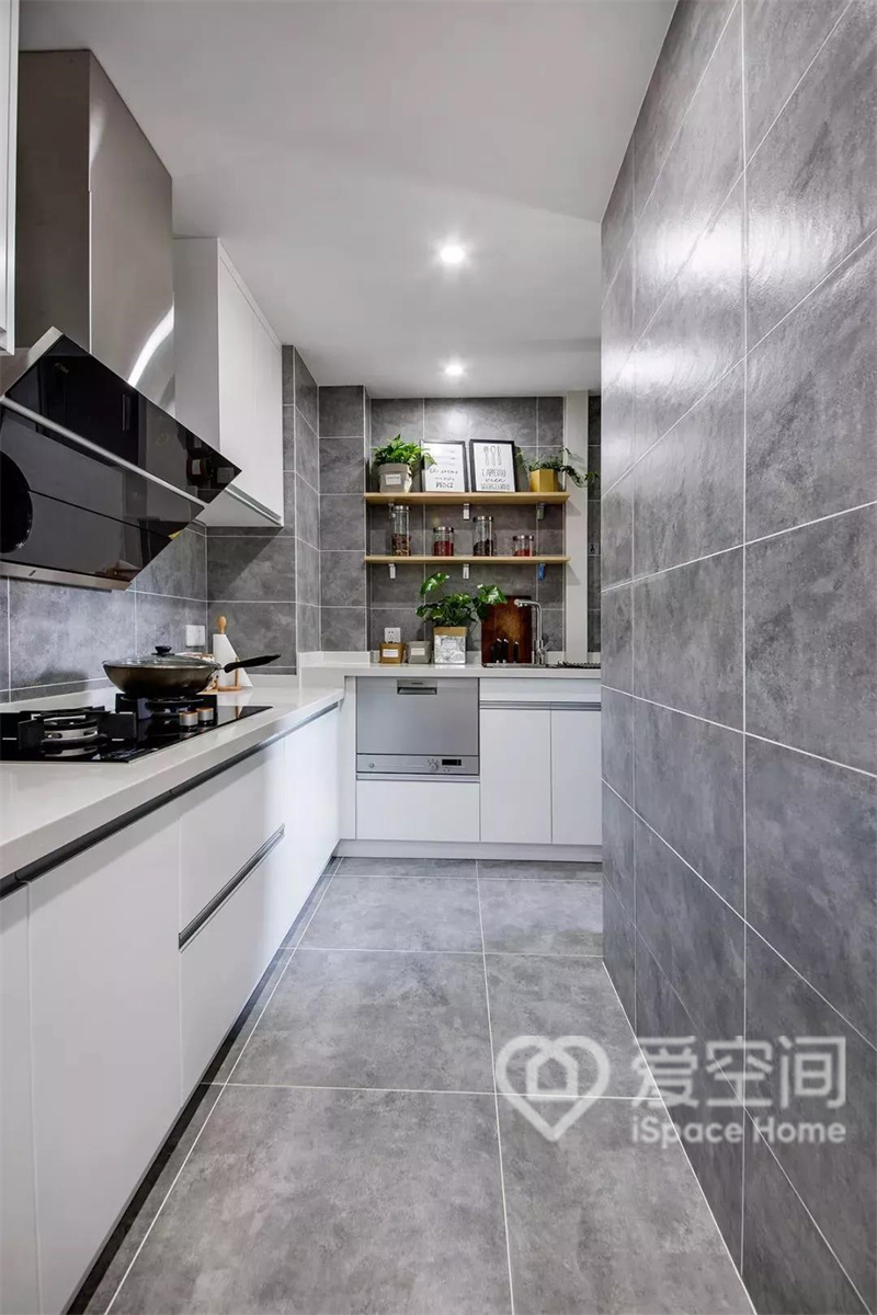 厨房空间比较紧凑，大量以冷色做背景，搭配白色橱柜，瞬间变得高端大气起来，让烹饪美食变成一种生活享受。