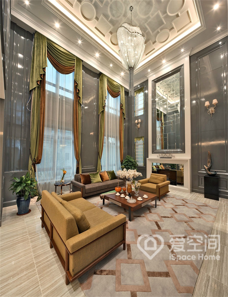 灰色的客厅背景墙，搭配米色沙发，让客厅看起来很明亮，奠定了空间温馨的基调。