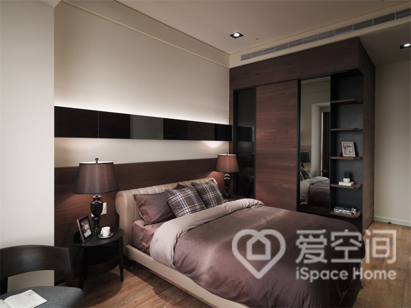 卧室床头背景墙选用黑白咖色系打造，使空间不显单调，搭配精致床品，空间充满端庄优雅的气质。
