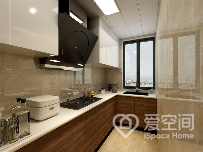 橱柜和吊柜都是定制的，白色吊柜和白色工作台增加了空间的柔美感，也令厨房变得更有层次。