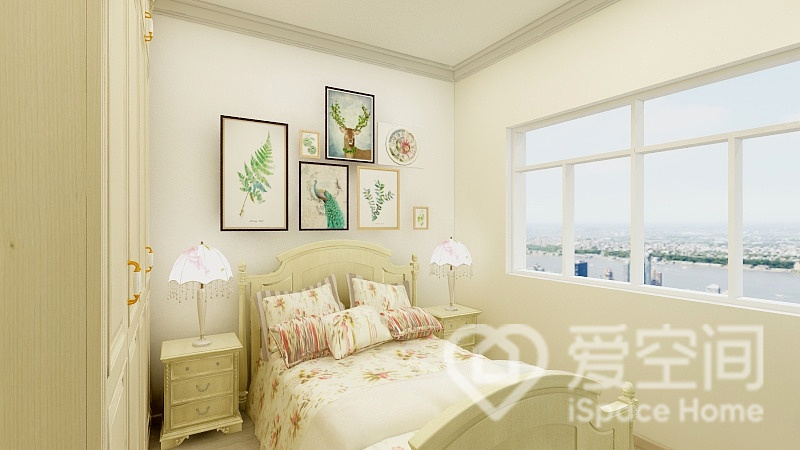 主卧以奶油色为主题，当清新淡雅的奶油色遇上文艺十足的装饰画，空间宁静中不失活泼感。
