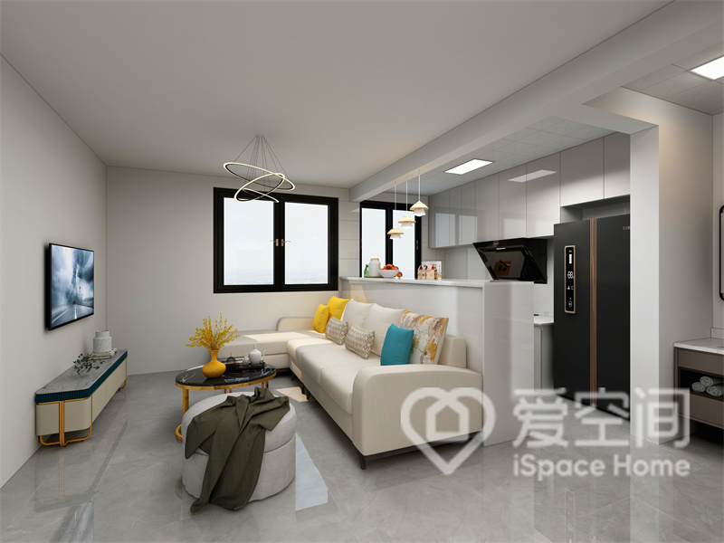 跳色抱枕打破单调之感，为空间注入生命的活力，沙发作为空间隔断，划分出厨房和客厅两个空间。