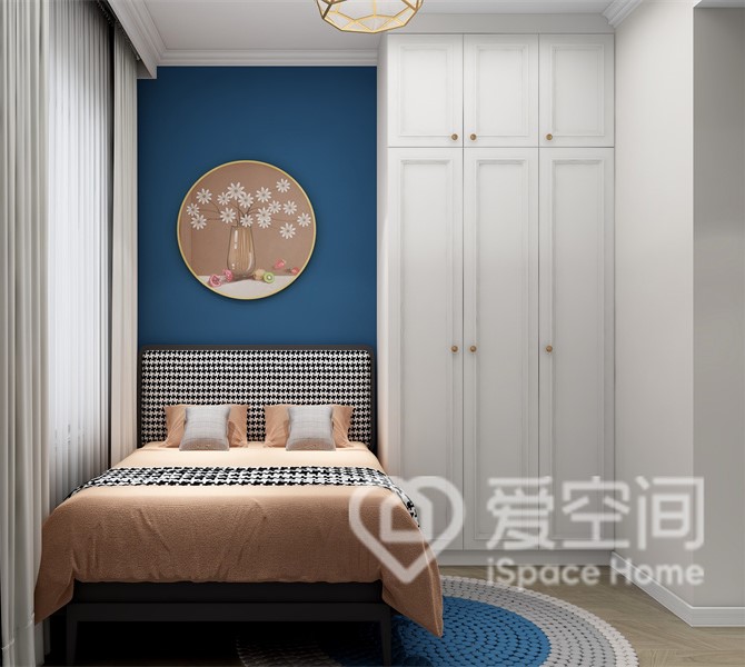 次卧以蓝白色调为主，贴合小主人的喜好，设计师定做了衣柜，令右侧空间得以充分利用。