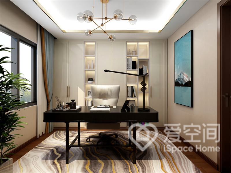 设计师通过灯光和材料的对比，将重点放在书房中部，家具非常简洁且易于使用，灯光的设计也十分到位。