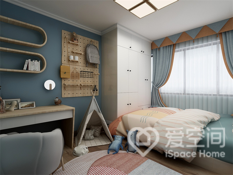 儿童房采用简约的设计手法，在蓝色调空间中建构精致氛围，原木家具的融入为空间增加了一份静谧与和谐。