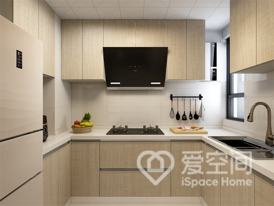 厨房U型操作台设计，动线合理，避免了迂回穿梭和手忙脚乱的情况出现，原木橱柜增加了一丝温馨感。