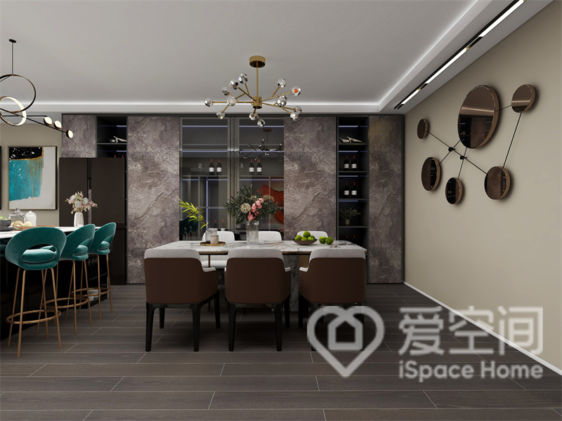 棕色餐椅搭配白色大理石餐桌，经典色系打造年轻范儿，酒柜的储藏能力较强，轻盈通透。