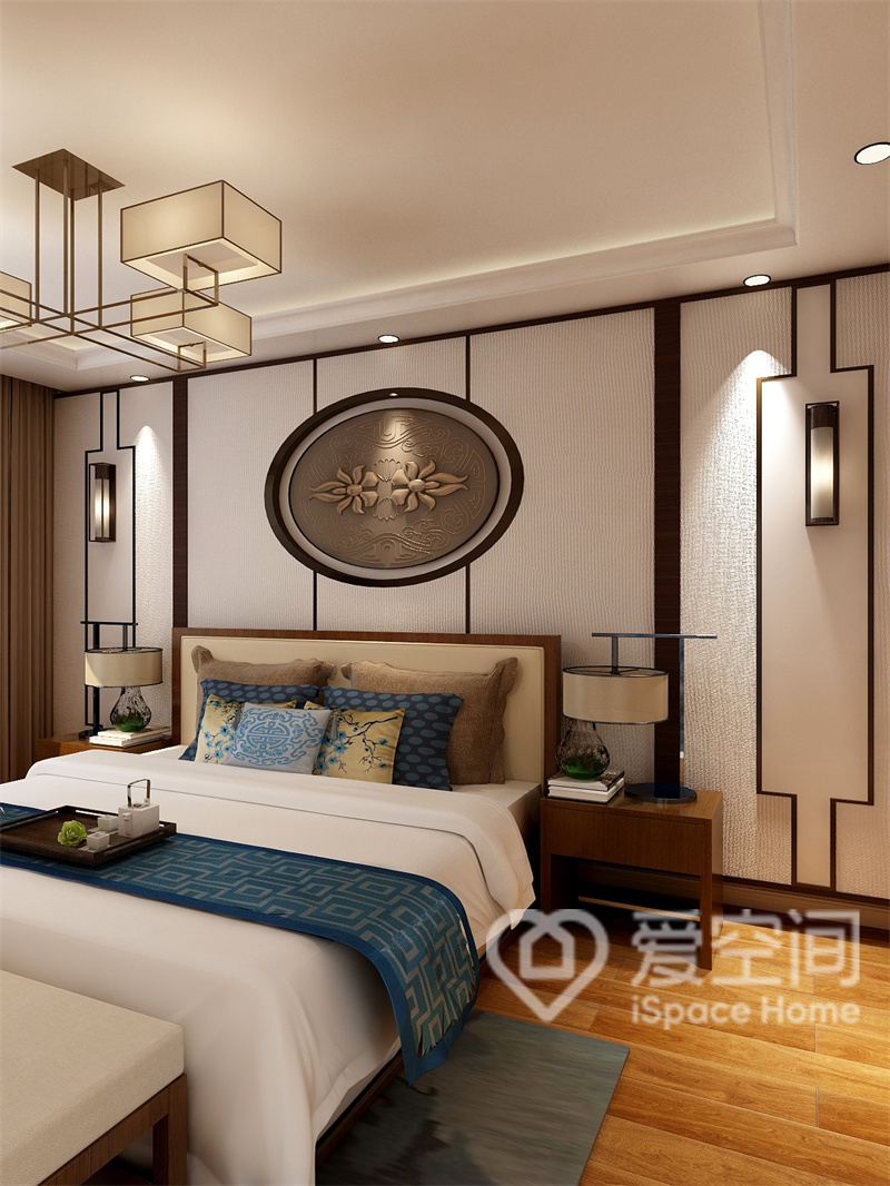 次卧背景墙采用对称的手法设计，中部装饰画起到了点明主题的作用，远远看上去别有一番韵味。
