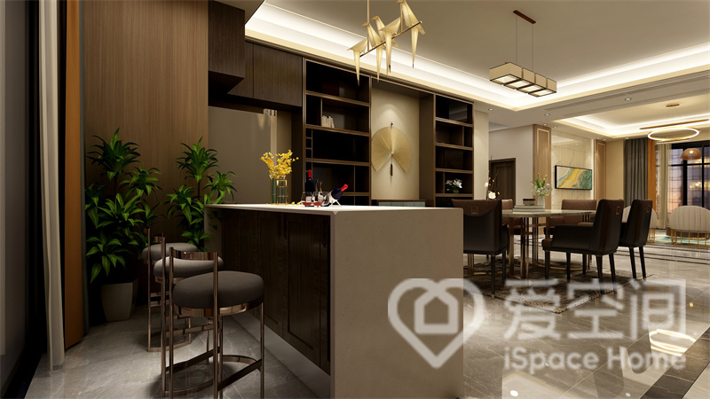 餐厅空间宽敞，不仅放置了餐桌椅，还在临窗区打造出吧台，在灯光的渲染下处处让人感觉舒心。