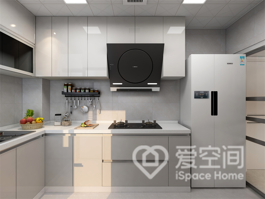 设计师为了让厨房空间更加敞亮，采用L型动线设计，从而营造出沉稳、大气的空间质感。