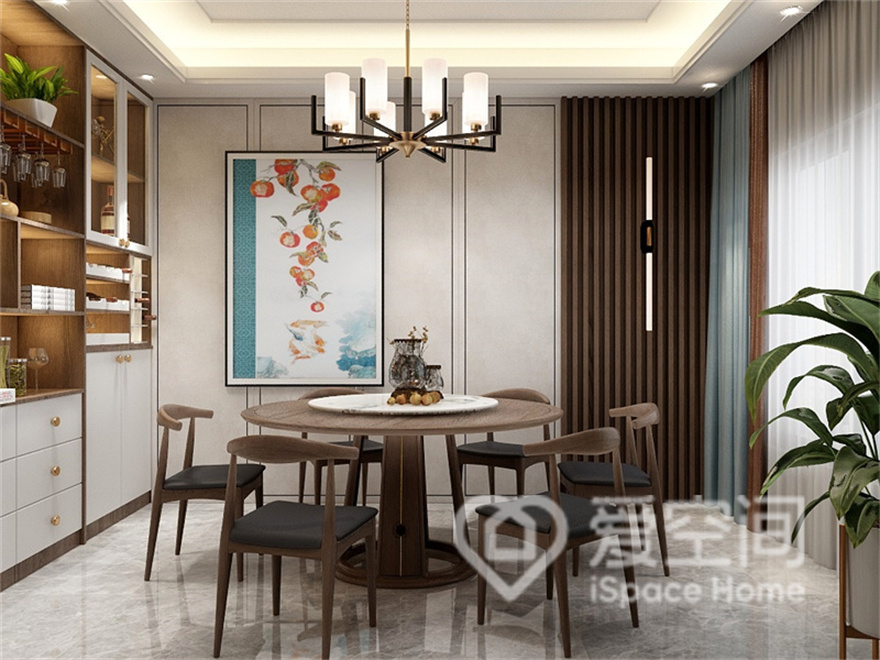 餐厅沉稳静谧，由于背景墙和餐桌椅的配色走中性色路线，为了让空间更有活力，背景墙增置了装饰画。