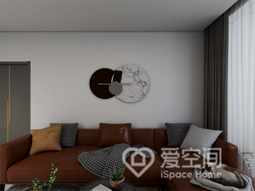 客厅采用无吊顶的简约设计手法，白墙前配以皮质沙发，色彩搭配和谐，越品越有味道。