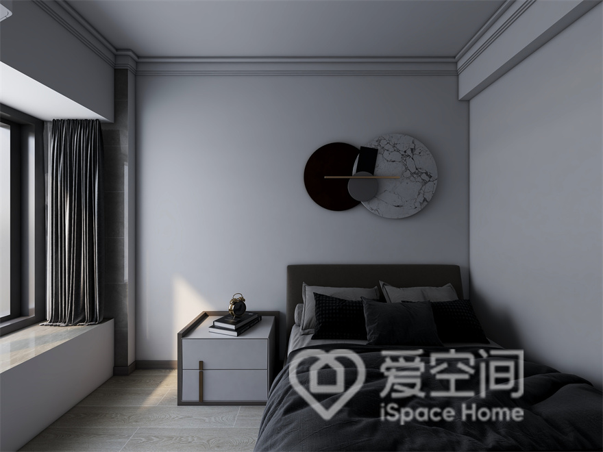 干净的墙面为业主提供了一个安心的休息空间，飘窗、床品和装饰色调相近，呈现出一种低调优雅的氛围。