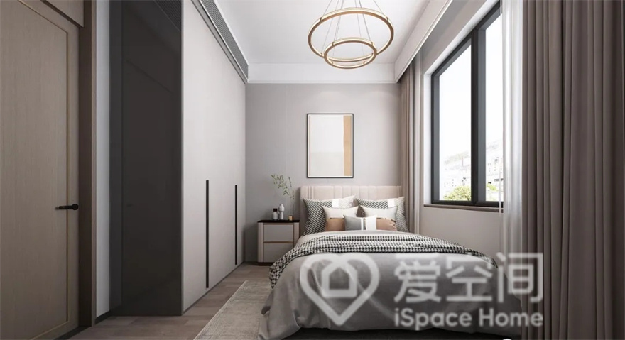 主卧配色素雅且具有灵性，整体以低明度的灰、白烘托空间，暖色软装的点缀呈现出温和淡雅的氛围。