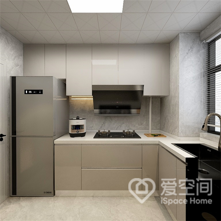 厨房空间格调简约，橱柜、工作台、电器以及灯光之间，形成了简约且有层次的视觉关系。