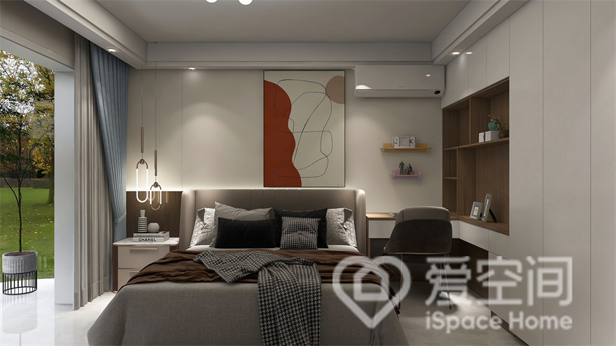 主卧空间中，背景墙更像功能模块的自由组合，垂钓灯具、装饰画、隔台、收纳柜兼具美观性和功能性。
