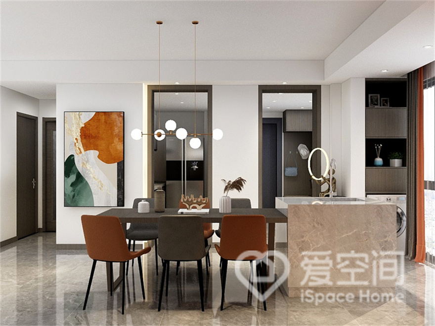 岛柜与餐桌椅衔接，实用与颜值并存，为用餐带来更好的体验，灯具、装饰画、椅凳渲染出鲜活的都市氛围。