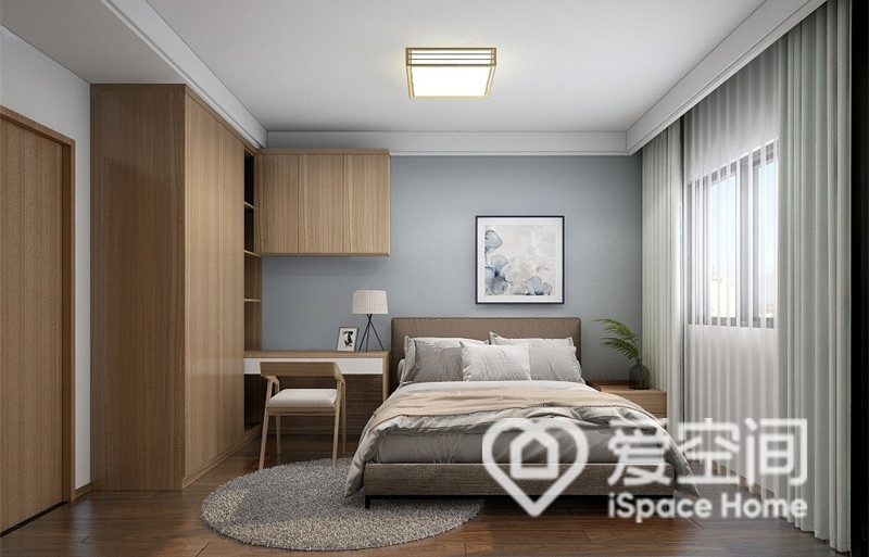 蓝白色背景中增加原木家具，次卧美观又大方，定制衣柜不仅满足了收纳需求，还满足了办公学习需求。