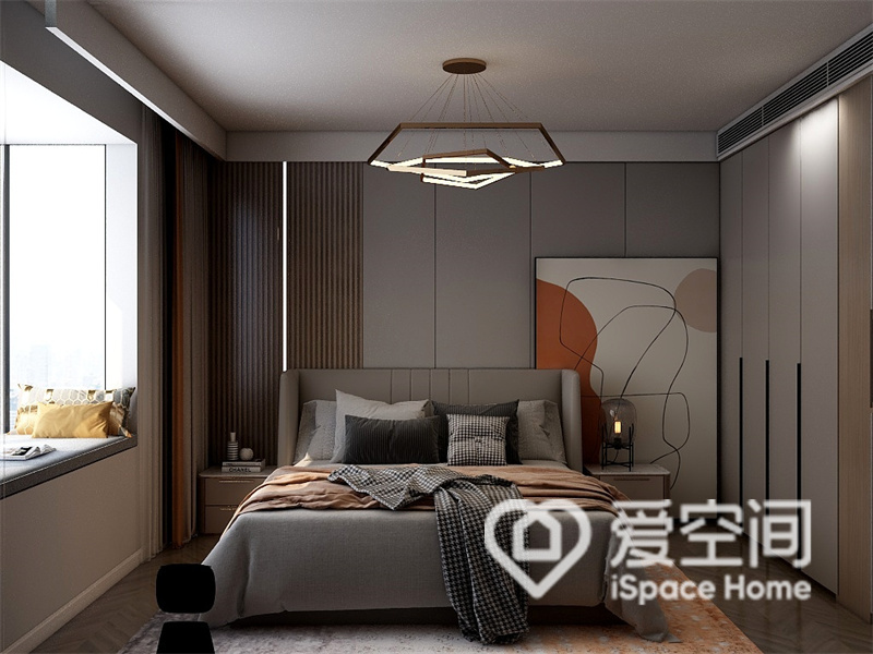 主卧的设计注重线条质感，在颜色的配置上以灰色为主调，搭配装饰画点缀其中，积极的营造出现代都市气质。