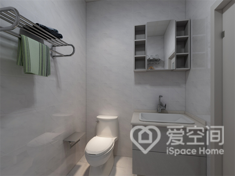 设计师将温暖的白色揉进卫生间的背景墙，加上白色洁具的融入，整个卫生间被温柔细腻感包围。
