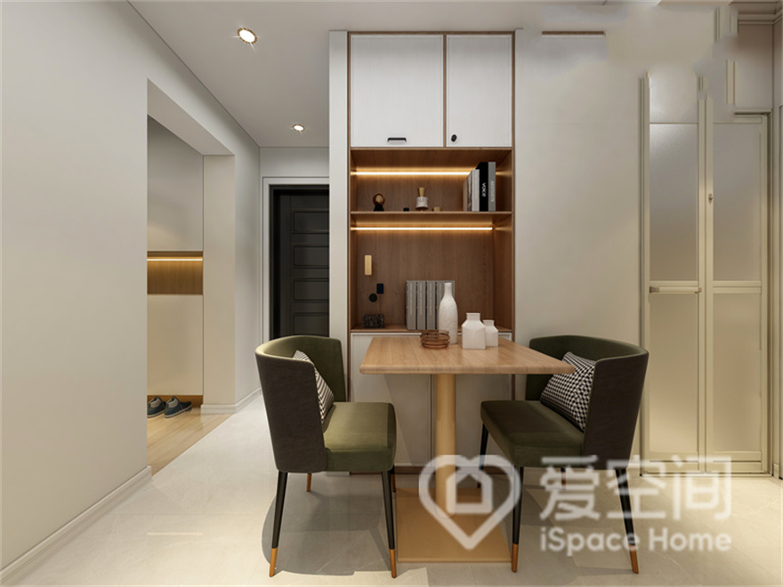 餐厅家具的设计上以满足主人功能性为主，装饰上比较简约时尚，餐边柜满足了日常的收藏需要。