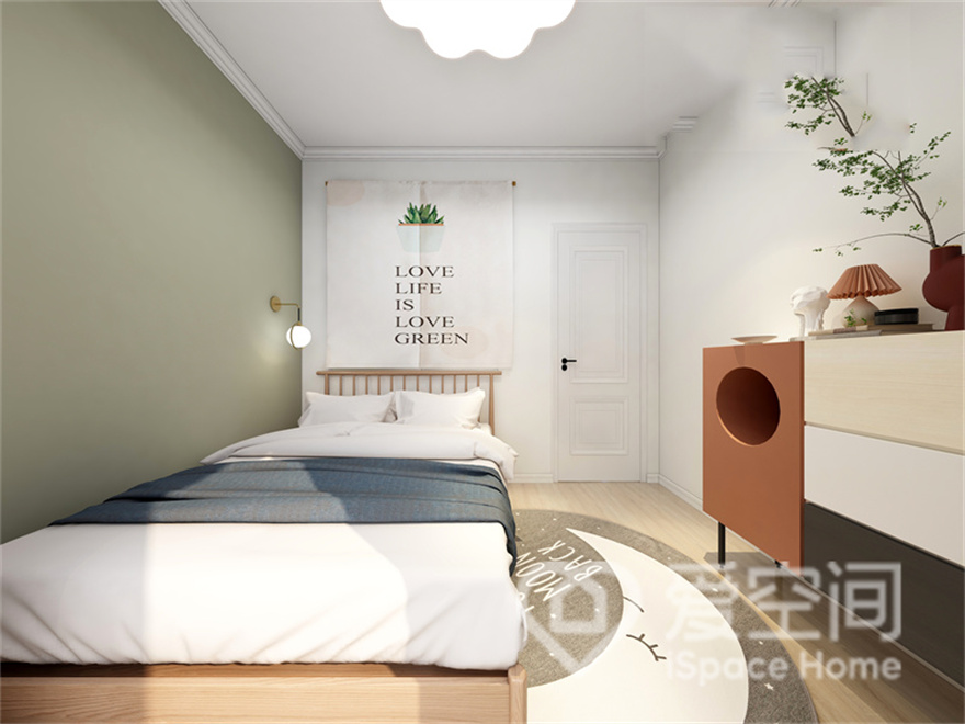 主卧的装饰画上给人简约舒适的氛围感受，局部以果木绿作为背景，配以蓝白床品，塑造出令人放松舒适的氛围。