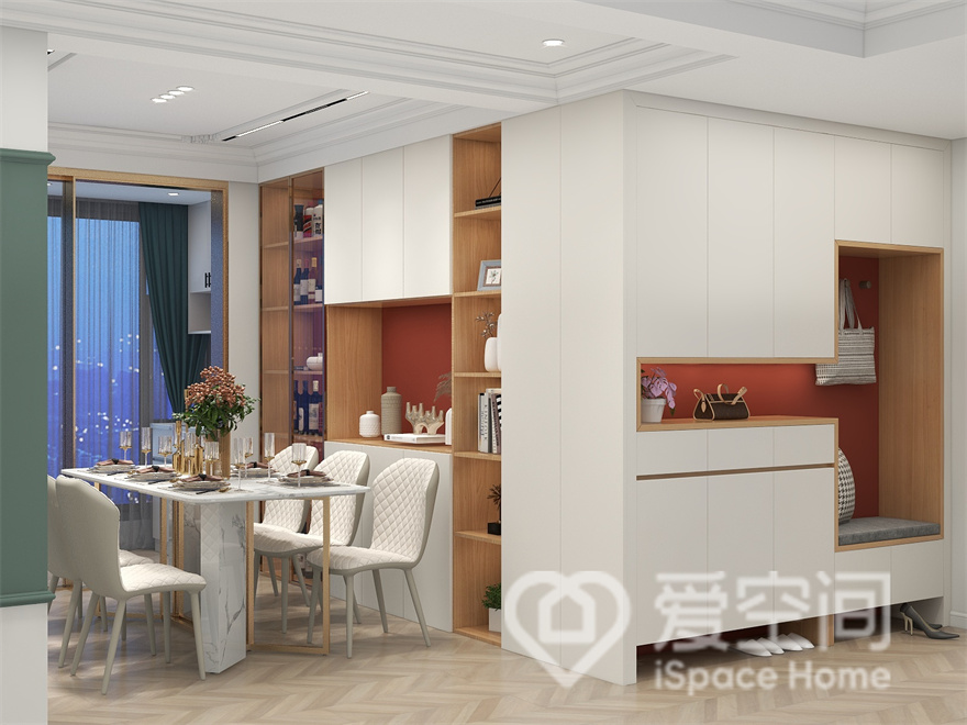 餐厅的私密感较强，收纳柜做了入墙式设计，局部设计为原木展示柜，衬托出了空间气质。