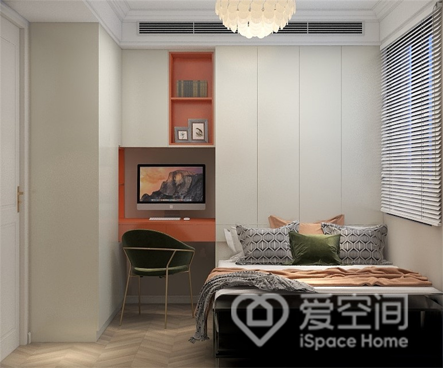 次卧的采光不够，设计师便利用暖色家具来提亮空间，榻榻米一体柜设计增强了卧室的整体感。