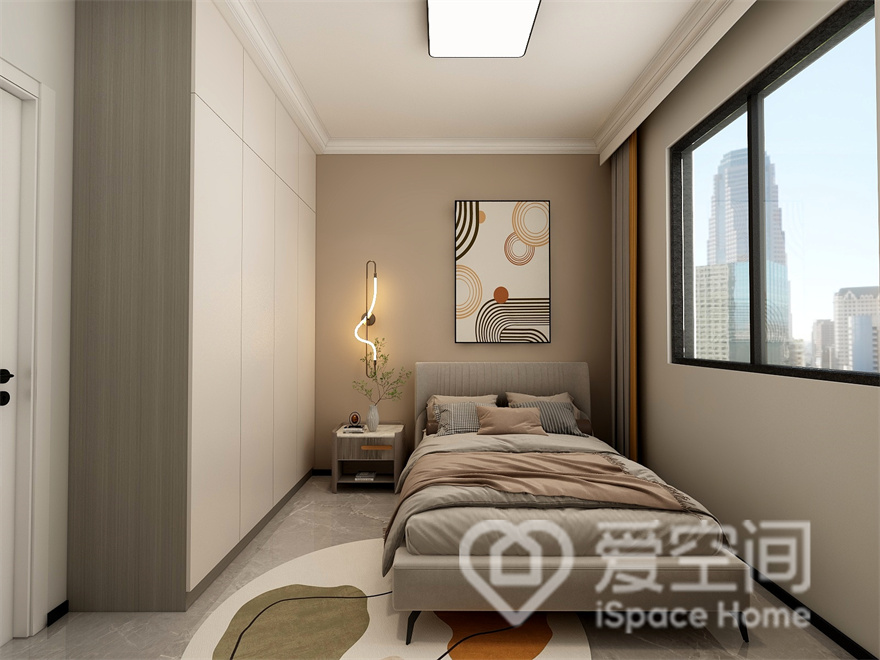 次卧空间格局紧凑，衣柜采用了隐形门，美观度与实用性兼具，家具造型简约，舒适优雅。