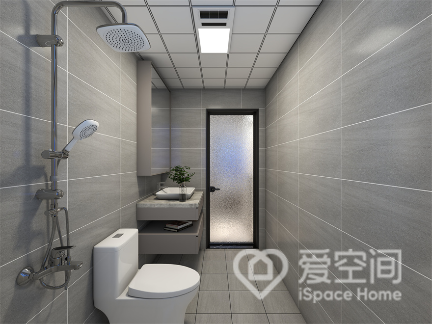 卫生间纵深较长，因此洁具和家具呈椅子布局，动线规划流畅，区域与区域之间因此形成良好互动。