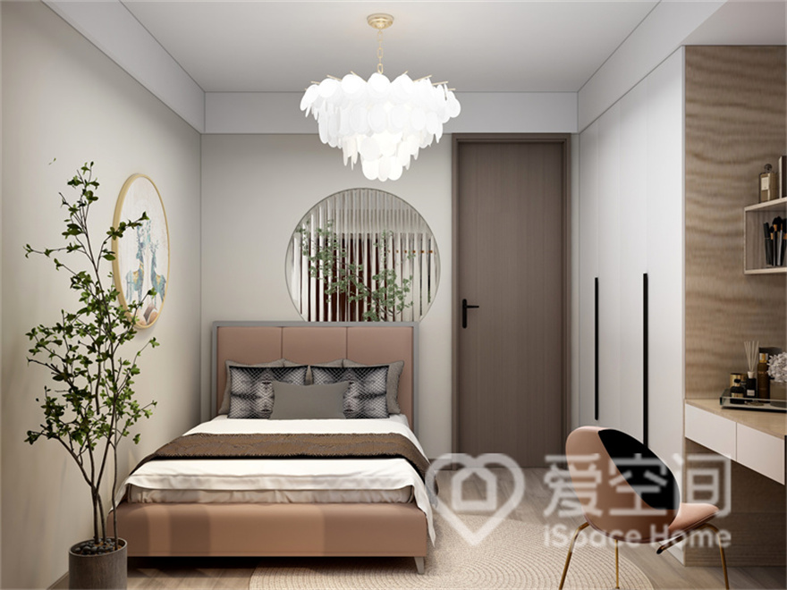 次卧格调优雅，空间背景大面积留白，不多矫饰，装饰画、灯具及绿植精致而富有韵味。
