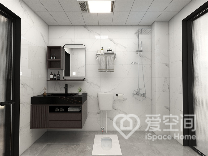 深色洗手台和白色背景形成对比，带来多样化的视觉感受，镜柜和收纳架美观性与实用性兼具。