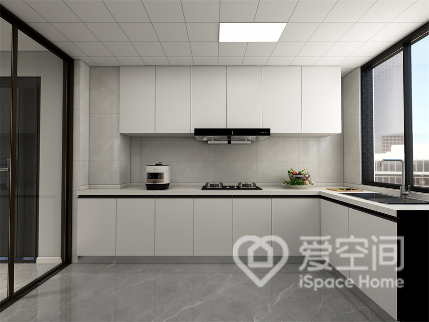 厨房的设计一切从简，橱柜家具采用白色柜面装饰，地面采用较清亮的灰色大理石，整体呈现出细腻的质感。