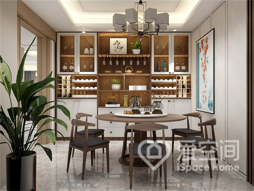餐厅空间的布局十分通透，给人敞亮的视觉感受，餐桌和餐椅两者相辅相成，呈现出温馨的用餐氛围。