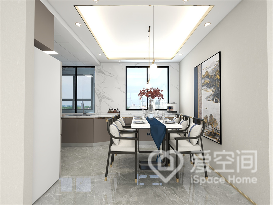 餐厅在色彩方面以灰白色为主，吊顶大气典雅，餐桌椅华贵稳重，空间中渗透了几许浓浓古韵。