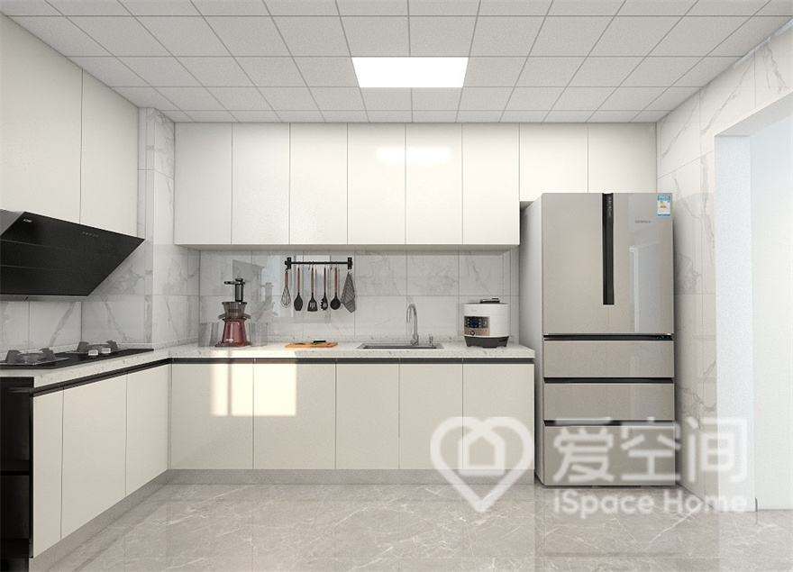 白色橱柜搭配黑色线条勾勒，增添了厨房空间的多样性，背景墙肌理将现代气息杂糅进细节中。