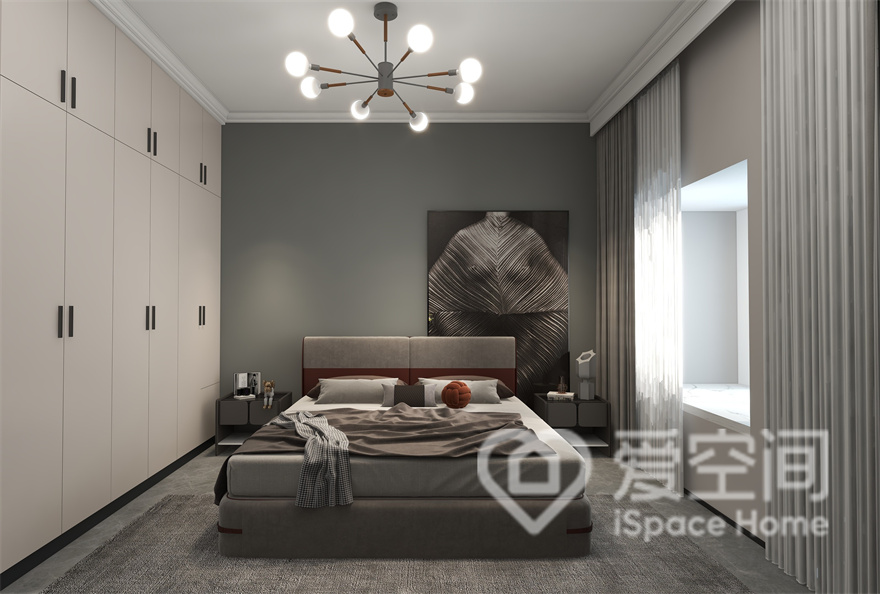 设计师利用米白色做背景墙，局部利用石膏线勾勒，线性灯具的渲染令主卧空间拥有慵懒闲适的气氛。