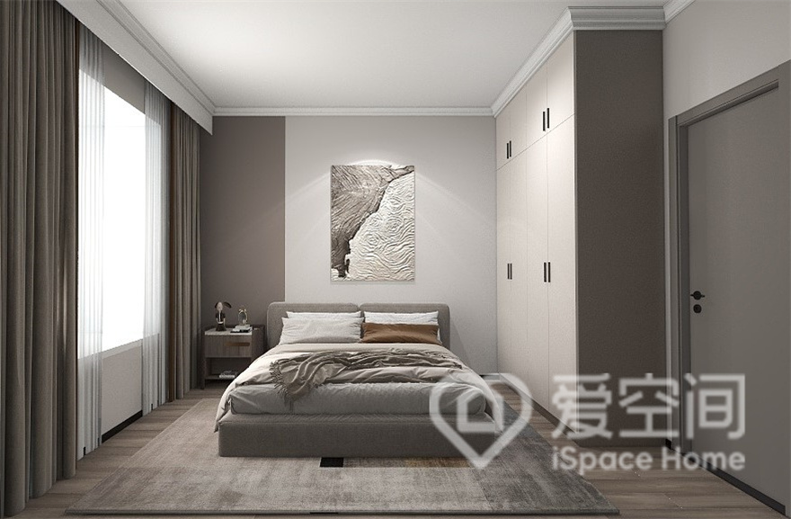 设计师用米咖色搭配组合，串联起每一个家具，装饰画雅致高级又带有一些俏皮感，营造出温柔的空间氛围。