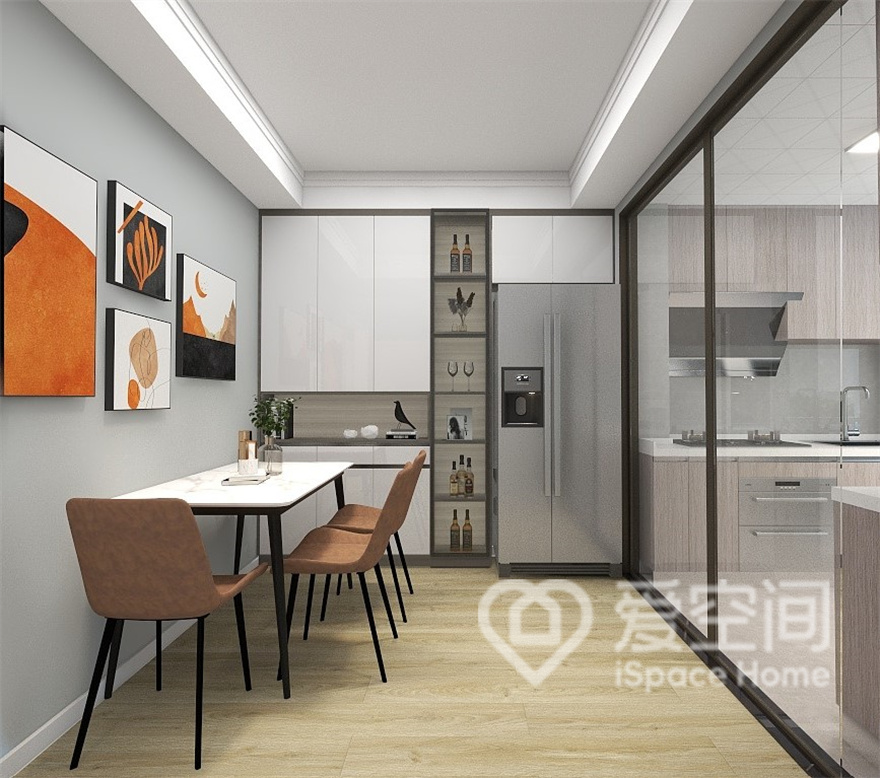 餐厅兼顾用餐、展示及收纳功能，设计师合理安排家具位置和灯光色调，使空间有着自己的独特格调。