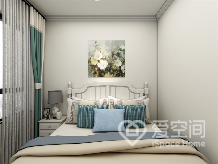 次卧空间中，设计师以浅色为背景，设计出一种宽阔的视觉观感，素雅的软装营造了温馨的休憩氛围。
