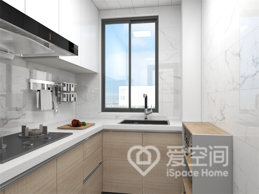 白色吊柜、白色操作台配以原木地柜，勾勒出丰富的视觉层次，背景墙并不粗糙冰冷，自然肌理释放出高级气息。